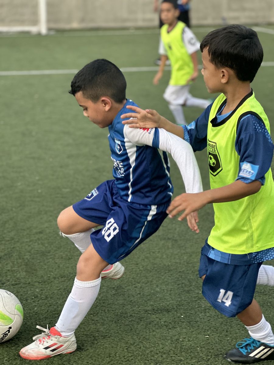 Disputa del balón entre dos niños