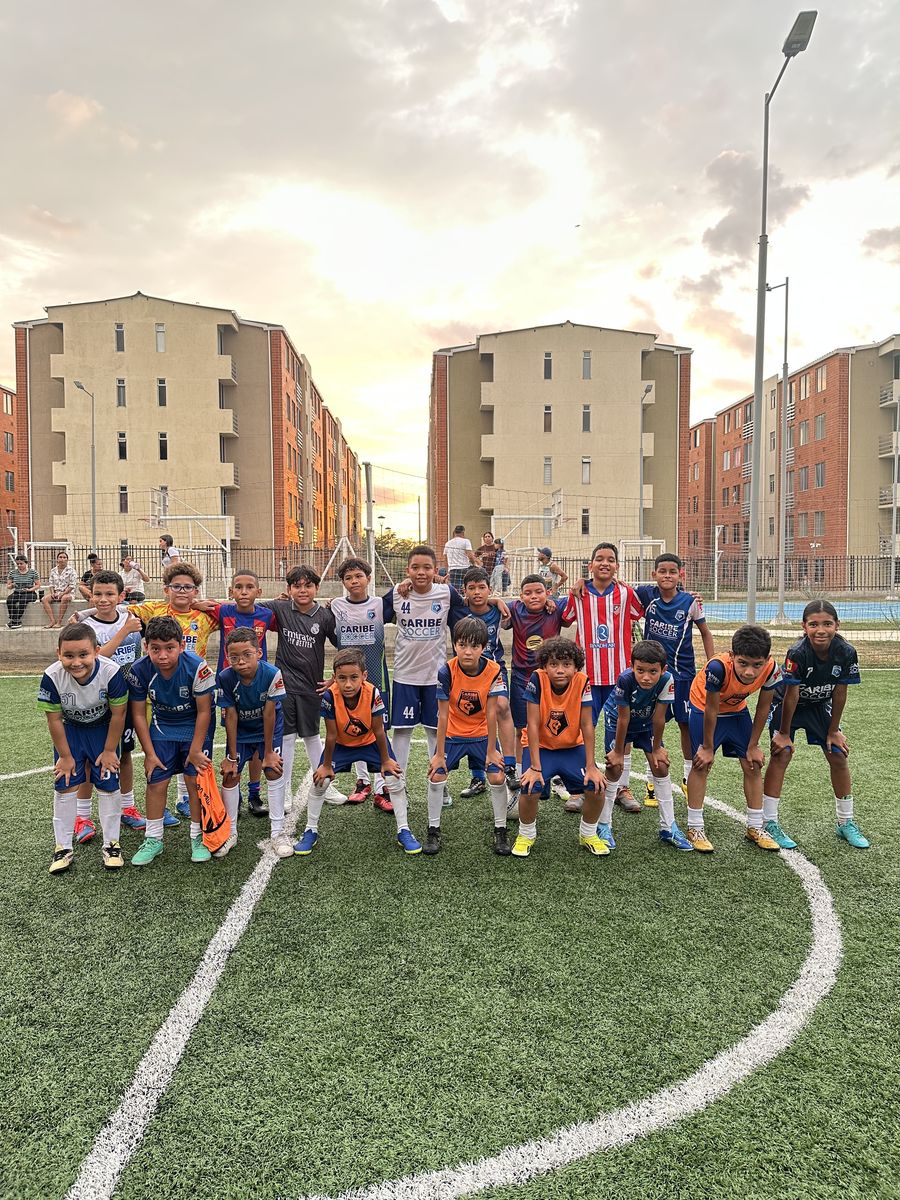 Equipo completo al atardecer