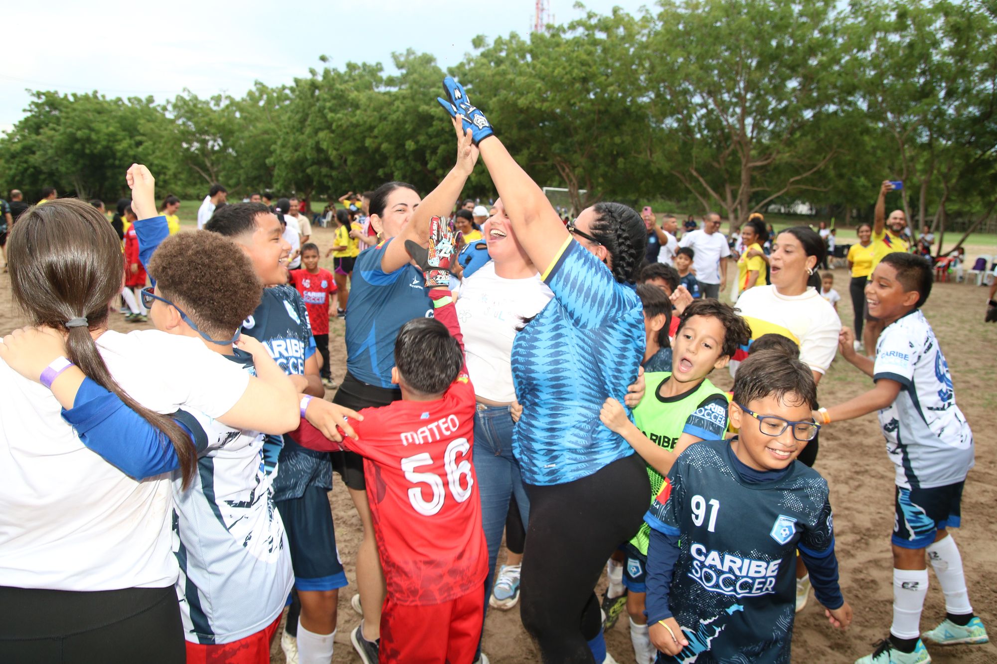 Niños, mamás y profes celebrando juntos en el lanzamiento de Cancha Abierta