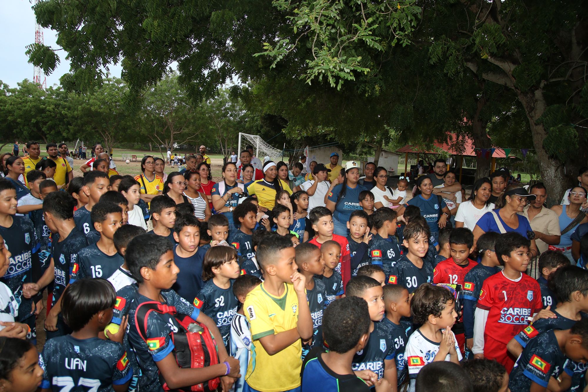 Decenas de niñas y niños de Cancha Abierta reunidos en el lanzamiento