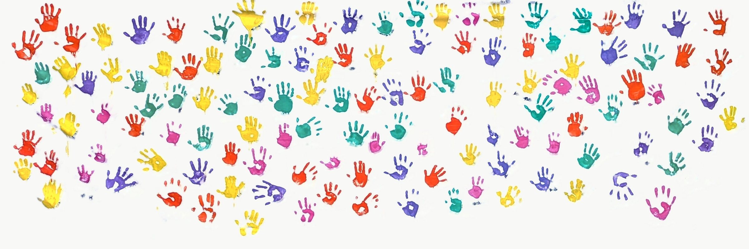 Tela llena de huellas de manos de colores de las niñas y los niños de Cancha Abierta